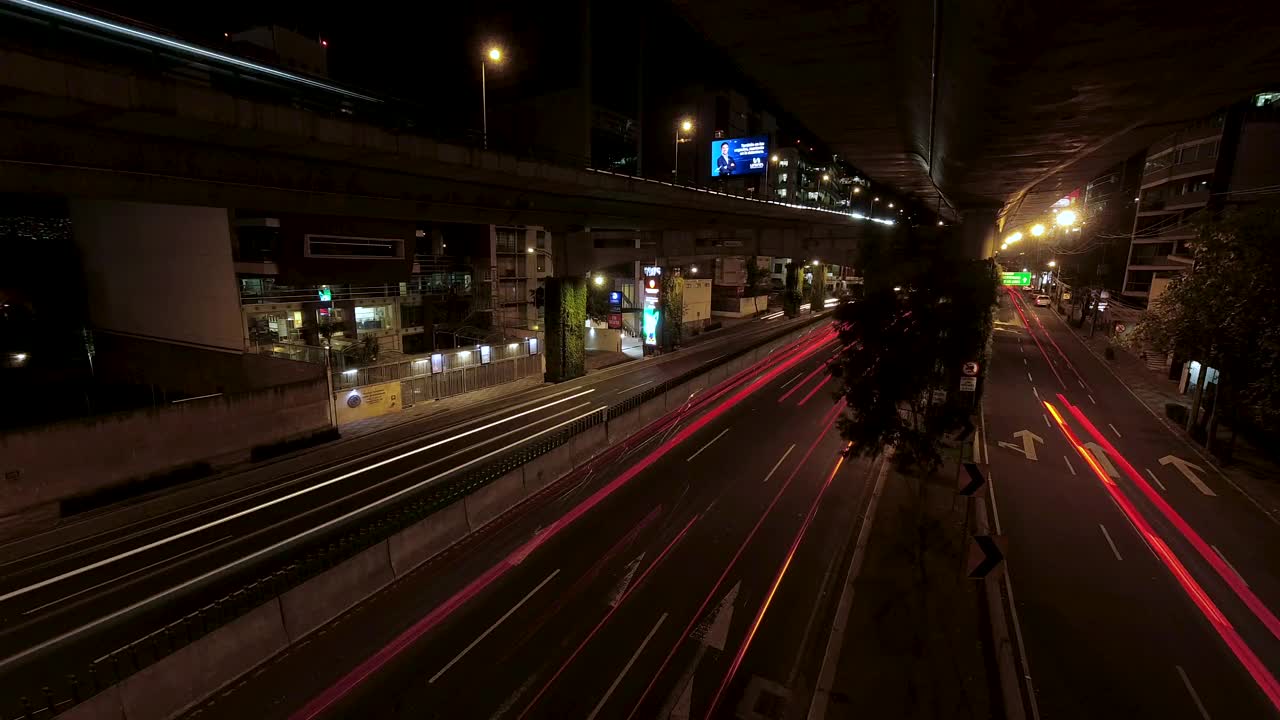 交通时间在夜间流逝视频素材