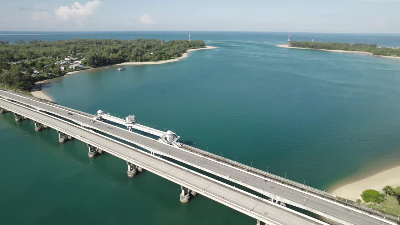 泰国普吉岛，空中俯瞰美丽的天空和大海的嘉乐信大桥。视频素材