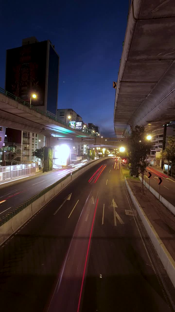 交通时间在夜间流逝视频素材