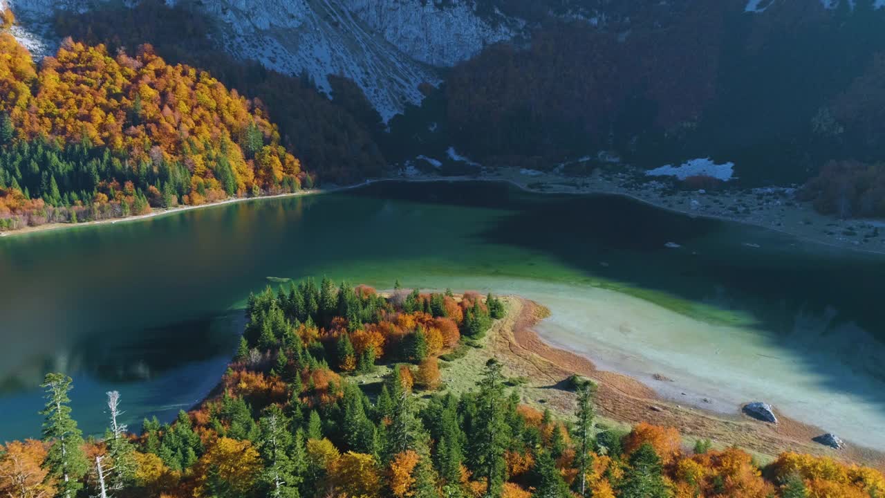 山湖秋天树叶视频素材