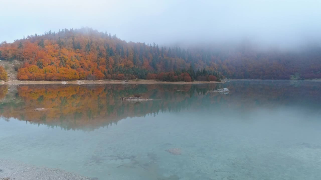 雾蒙蒙的早晨，山上的湖视频素材