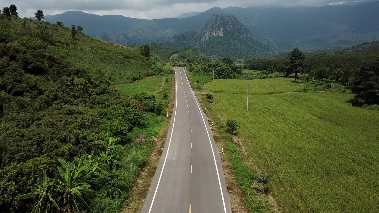 1148号公路的航拍片段，这是一条蜿蜒的山路，连接泰国北部的南省和法尧省。视频素材