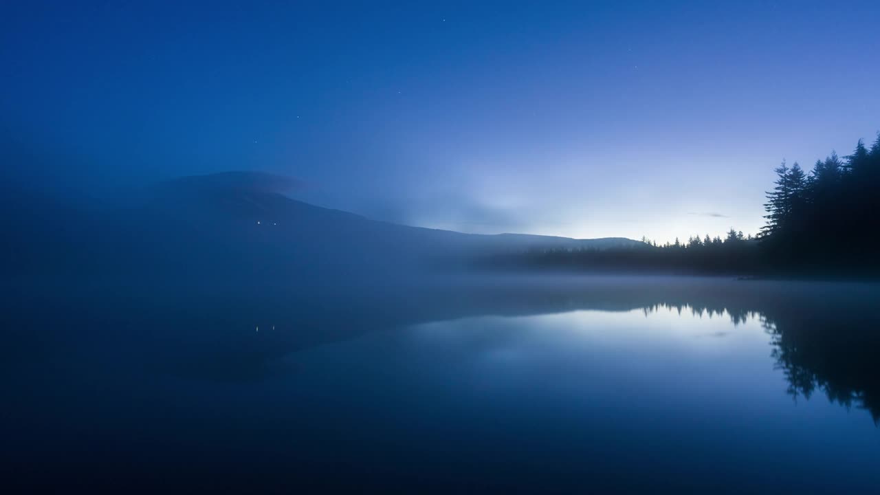 云朵在Trillium湖上空移动视频素材