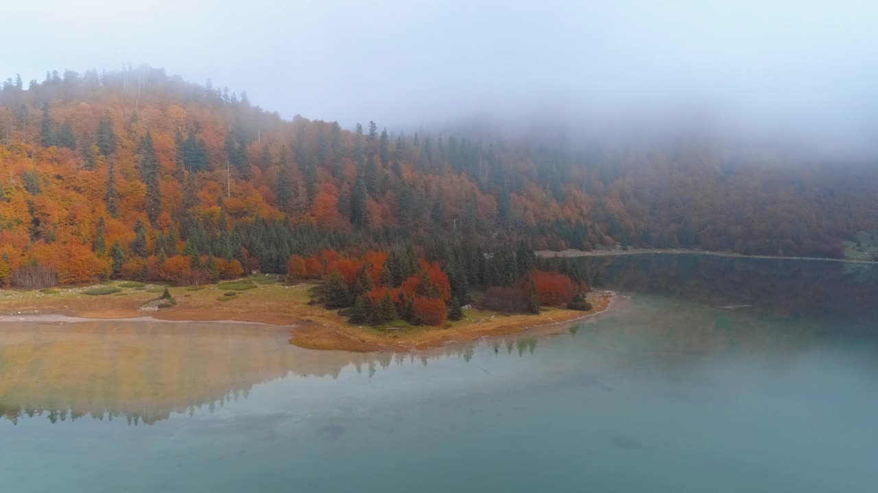 雾蒙蒙的早晨，山上的湖视频素材