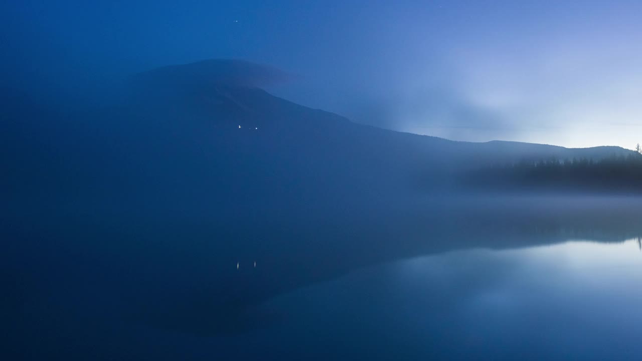 云朵在Trillium湖上空移动视频素材