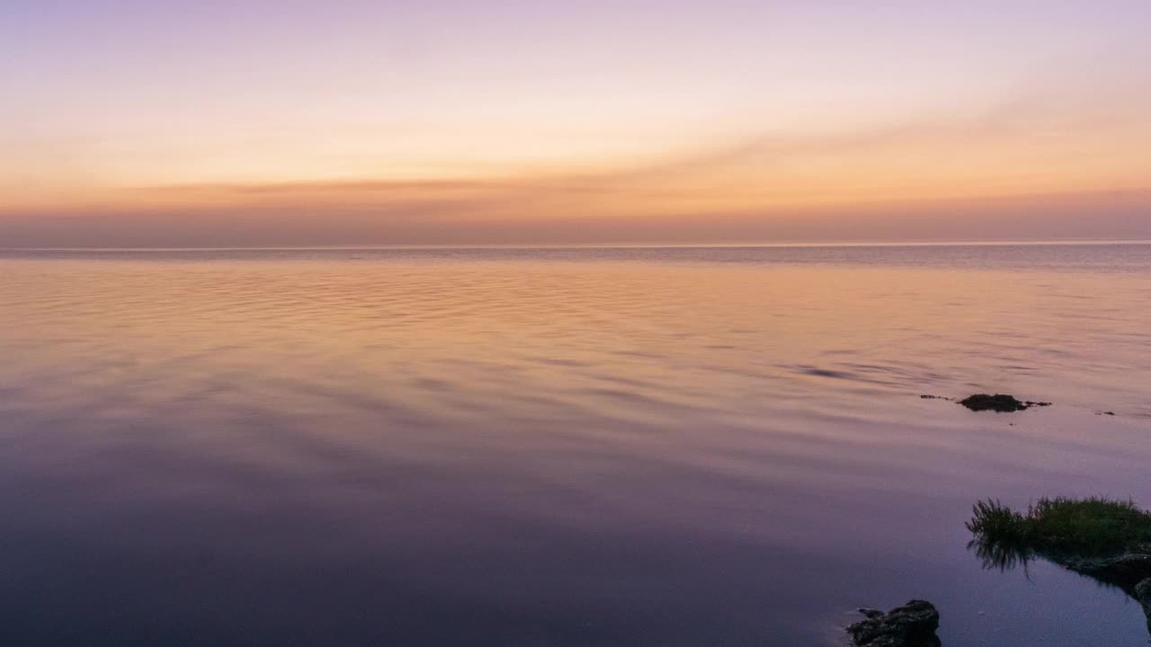 日出时的宁静海滩视频素材