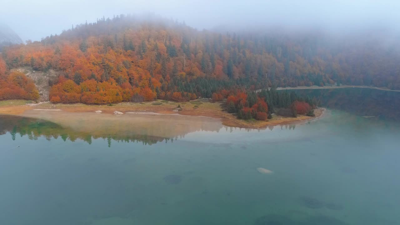 雾蒙蒙的早晨，山上的湖视频素材