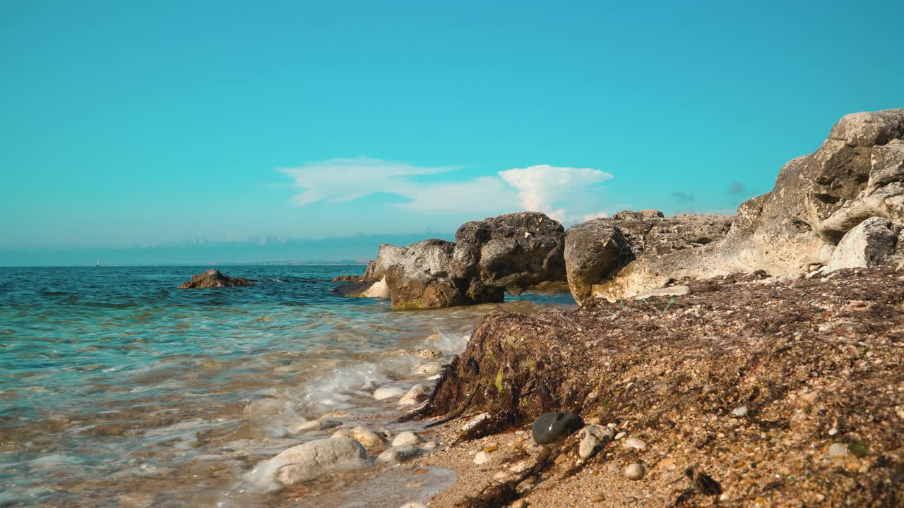 海浪轻轻地拍打着岸边的岩石视频下载