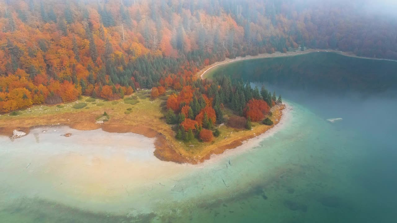 雾蒙蒙的早晨，山上的湖视频素材