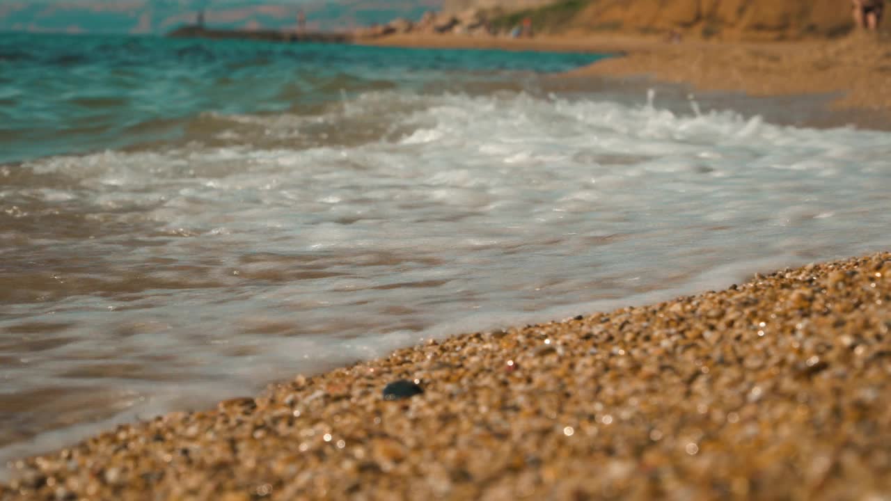 海浪冲刷着傍晚的海岸视频下载