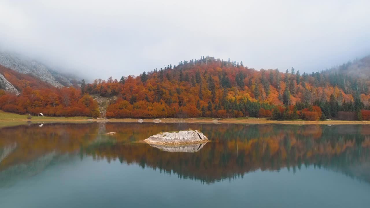 雾蒙蒙的早晨，山上的湖视频素材