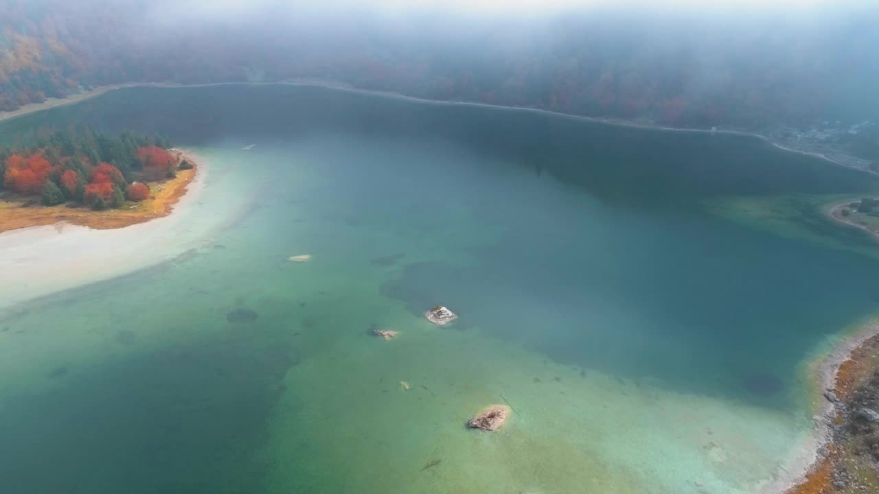 雾蒙蒙的早晨，山上的湖视频素材