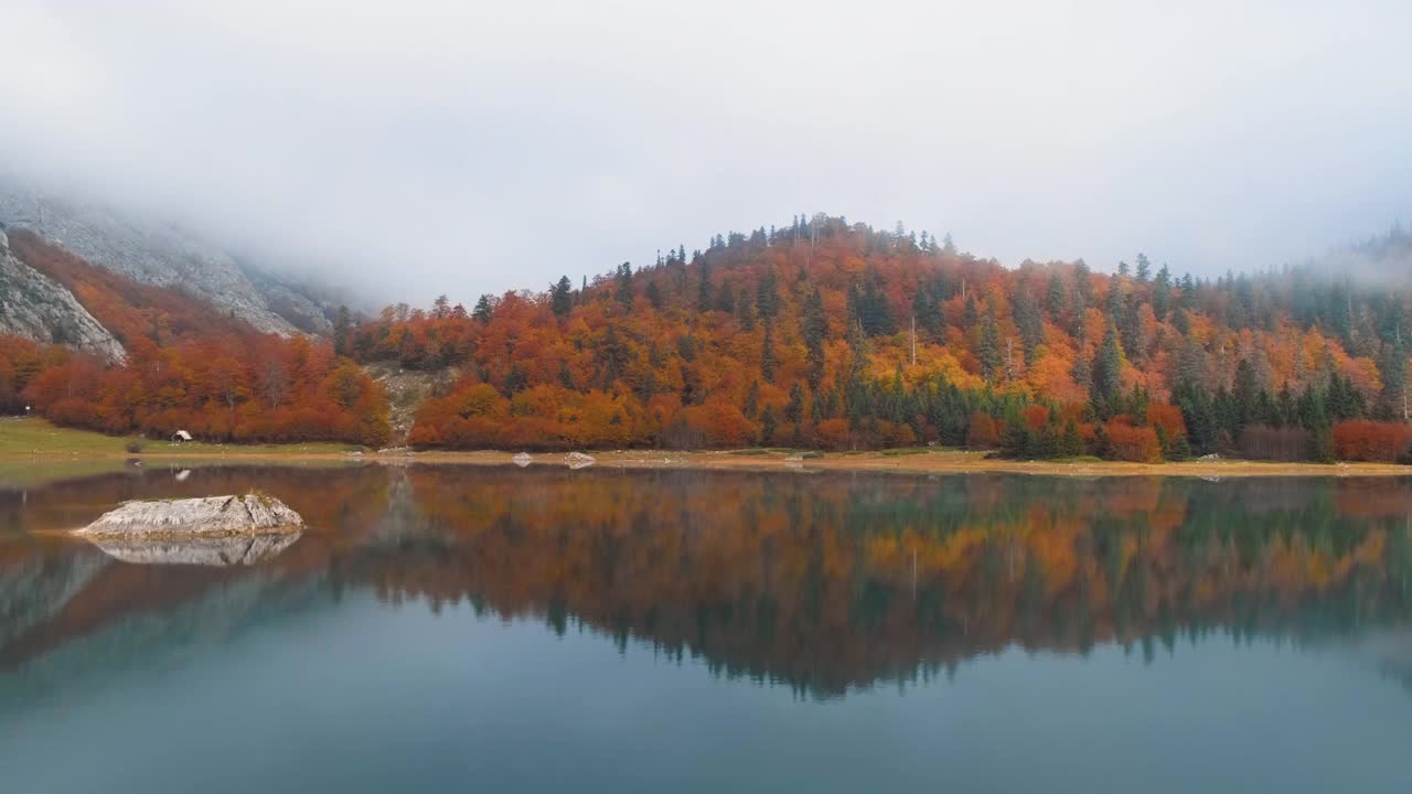 雾蒙蒙的早晨，山上的湖视频素材