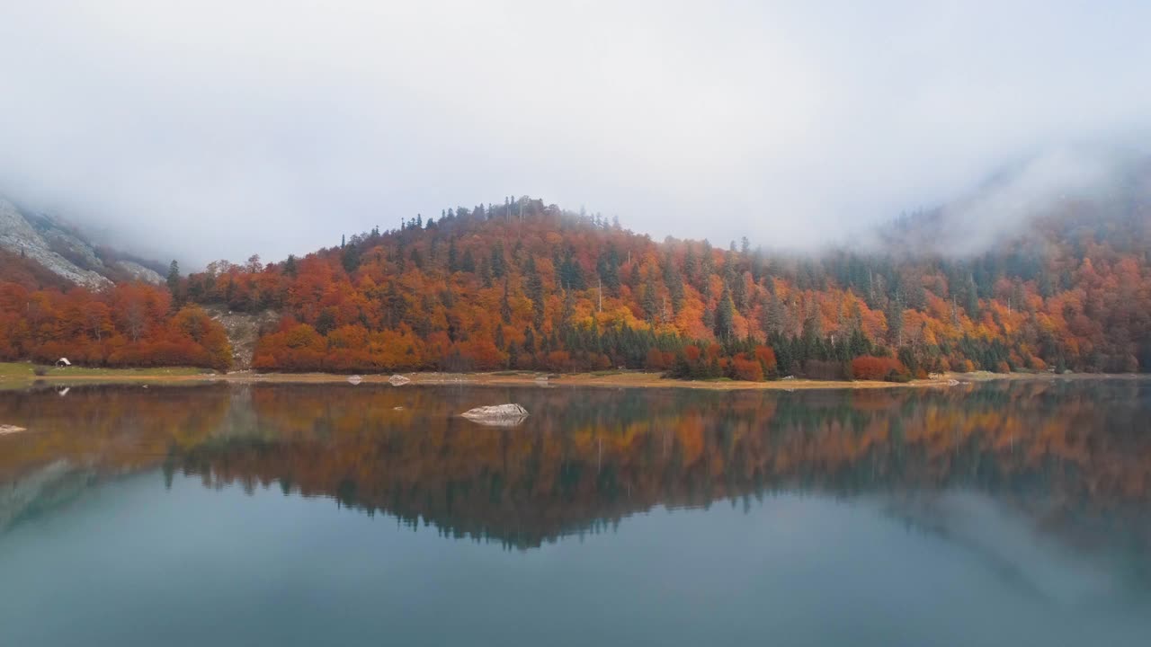 雾蒙蒙的早晨，山上的湖视频素材