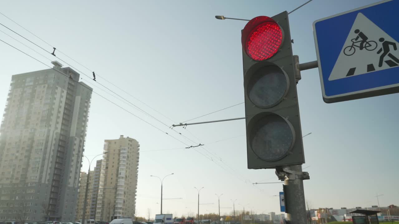 城市交通信号灯，LED灯和变化的信号颜色视频素材