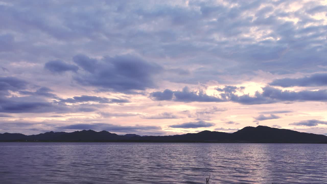 湖上日落的时间流逝。视频素材