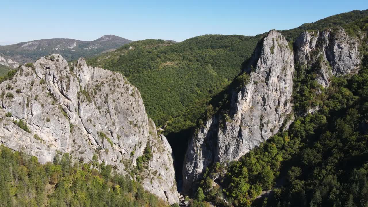 保加利亚特兰镇附近的尔马河峡谷鸟瞰图视频素材