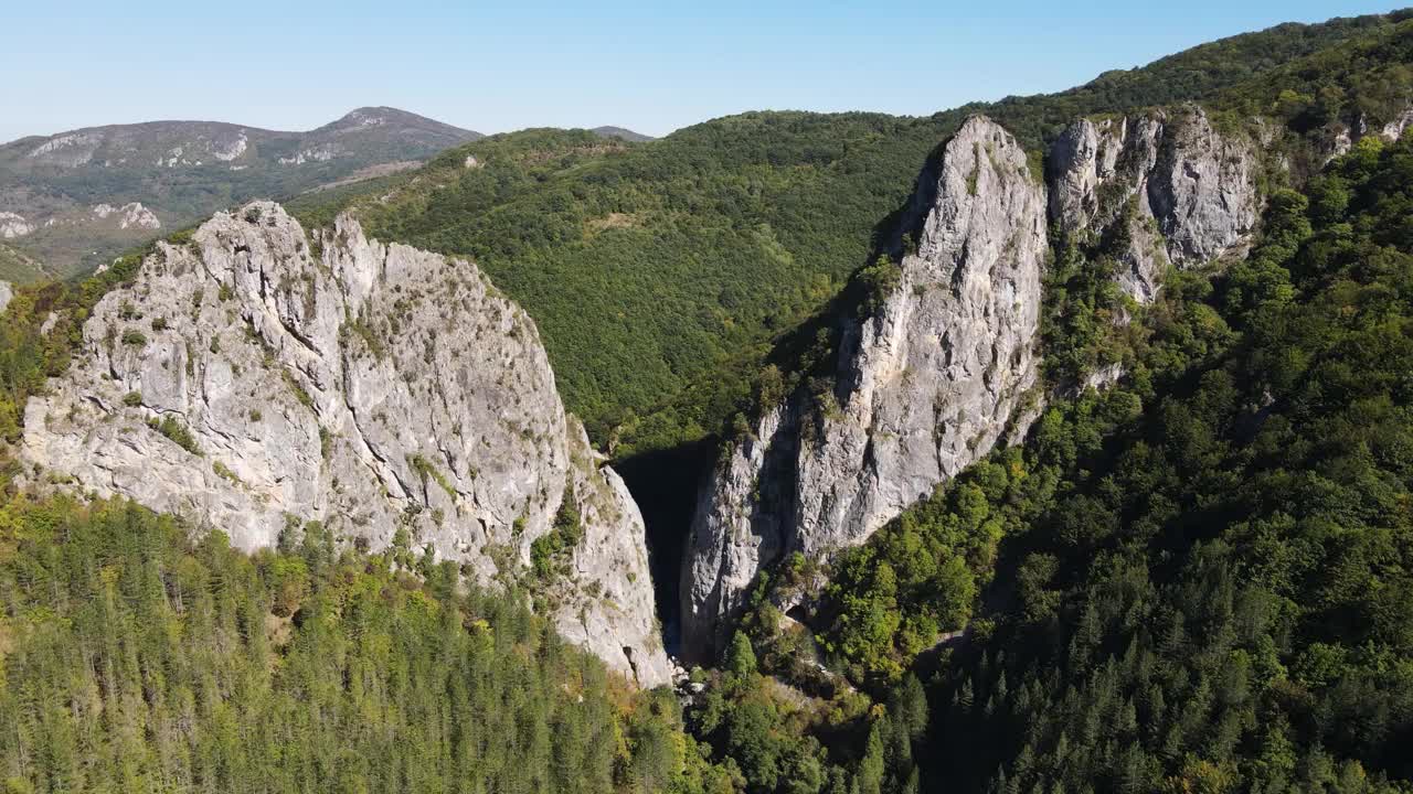 保加利亚特兰镇附近的尔马河峡谷鸟瞰图视频素材