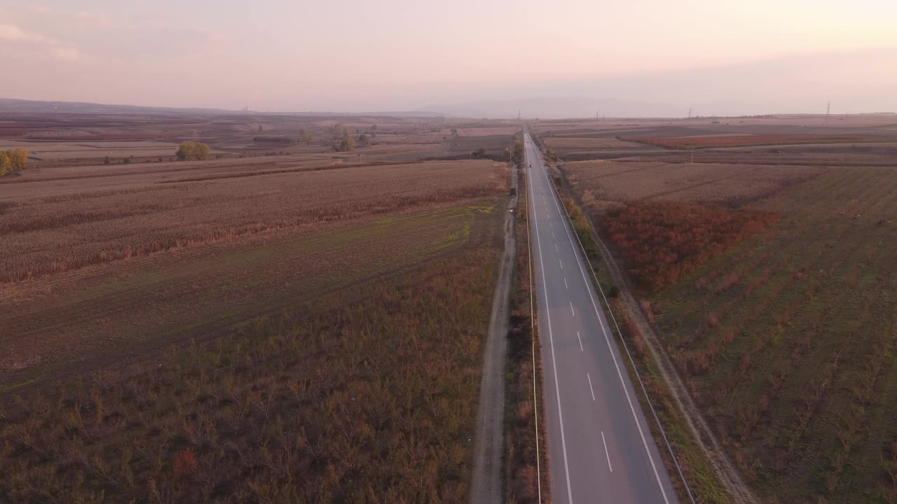 无人机拍摄了一条公路和麦田视频素材