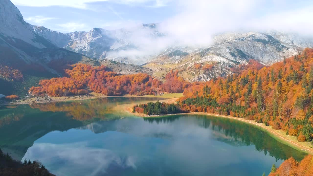 山湖秋天树叶视频素材