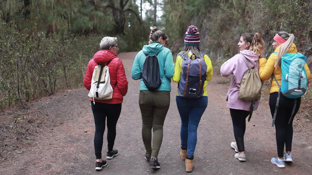 多代妇女在户外散步，在徒步旅行的日子里玩得很开心视频素材