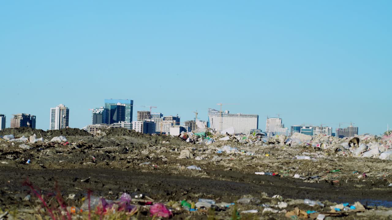 垃圾堆。摩天大楼，起重机工地和大城市的房屋视频素材