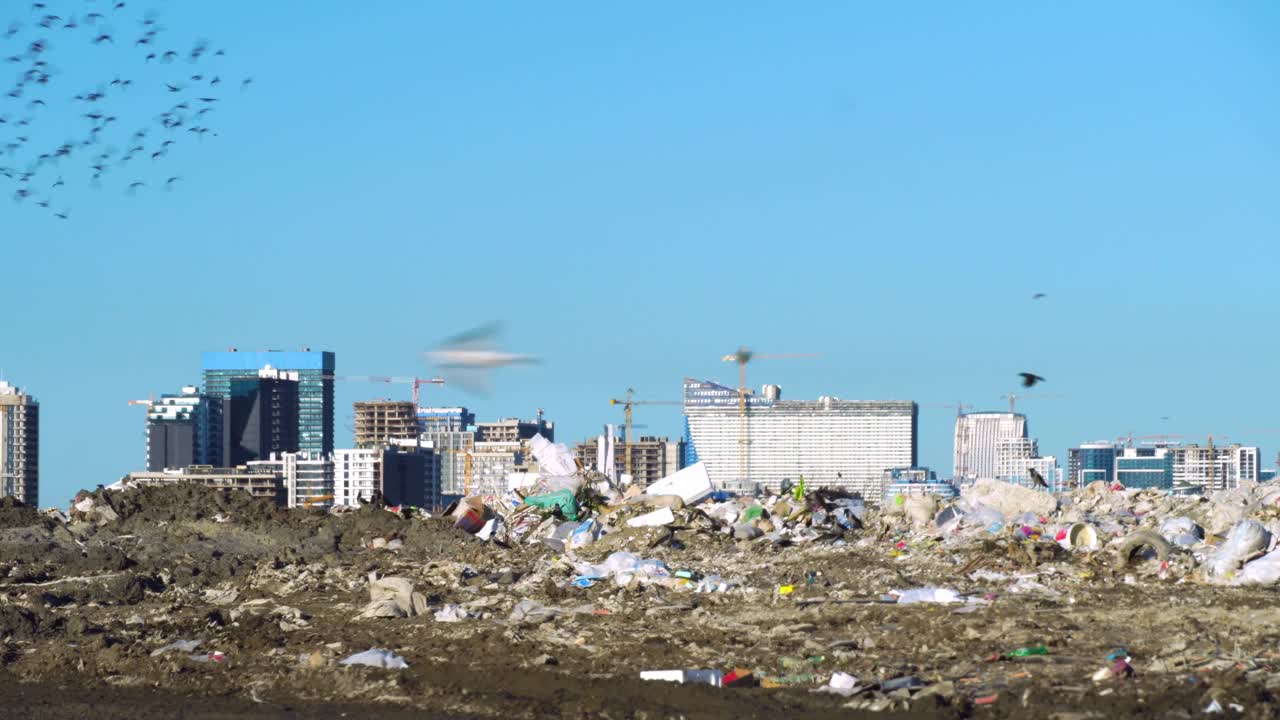 垃圾堆。摩天大楼，起重机工地和大城市的房屋视频素材