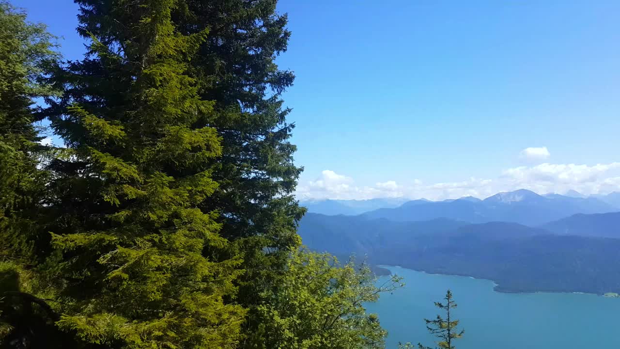 瓦尔琴湖鸟瞰图和阿尔卑斯山在巴伐利亚的背景视频素材