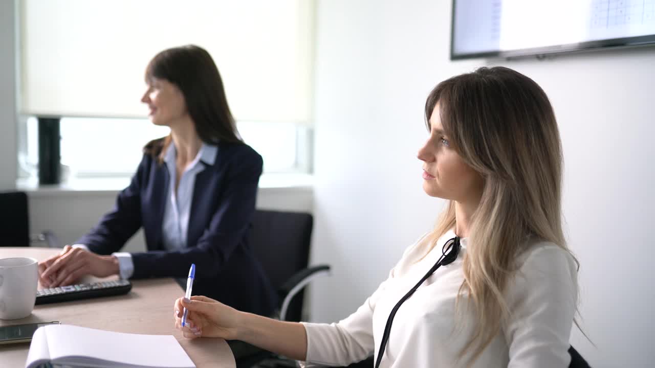 自信的女商人在会议上分享想法视频素材