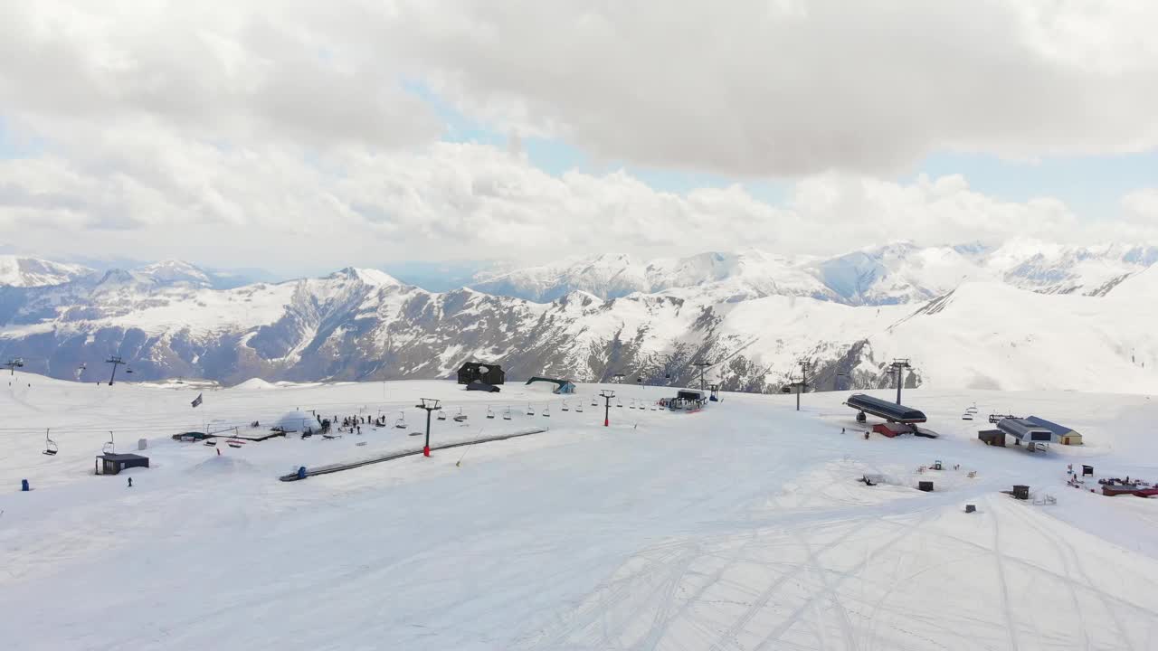 古道里滑雪场的滑雪斜坡，以高加索山脉为背景。视频素材