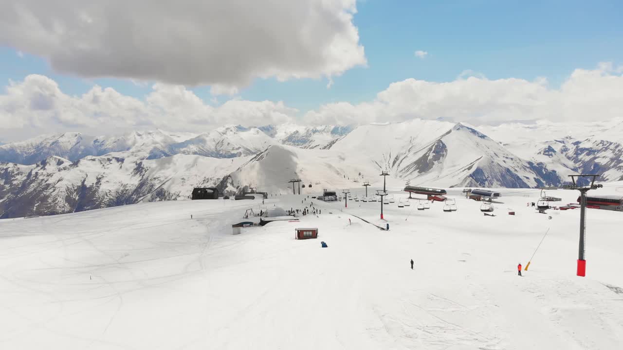 空中古道里滑雪胜地全景与山脉背景在乔治亚州。在高加索滑雪度假。视频素材