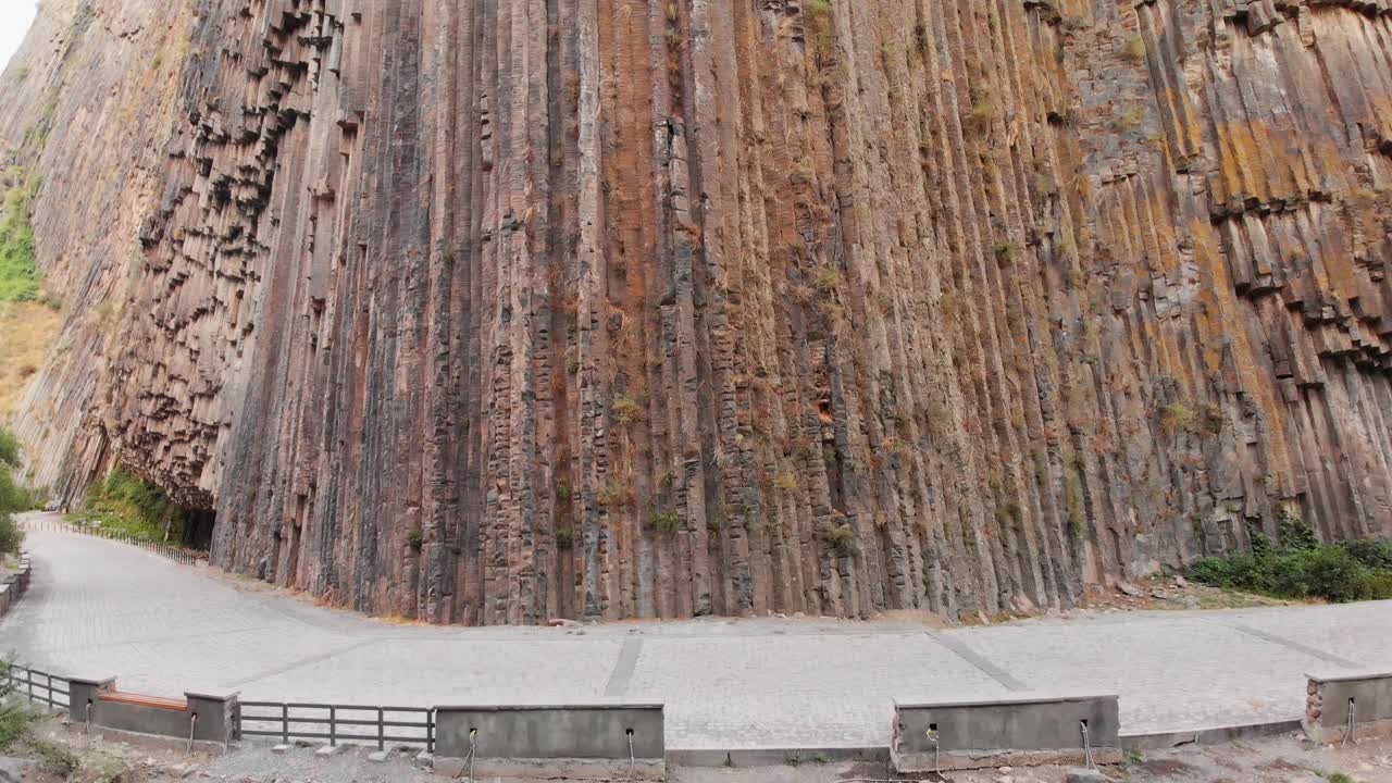 Aerial rising close view Garni columns纹理和图案背景。著名的独特观光地标视频素材