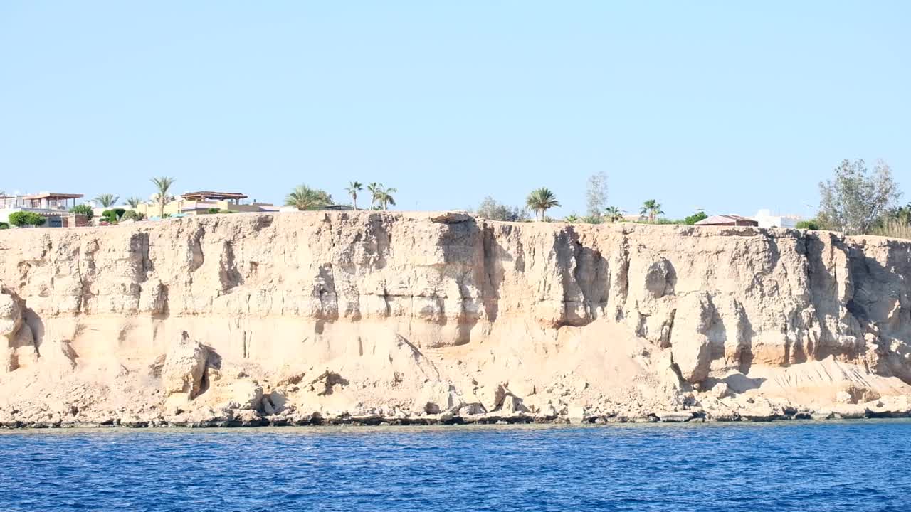 从海或海洋到高海岸的景观，有供游客使用的建筑视频素材