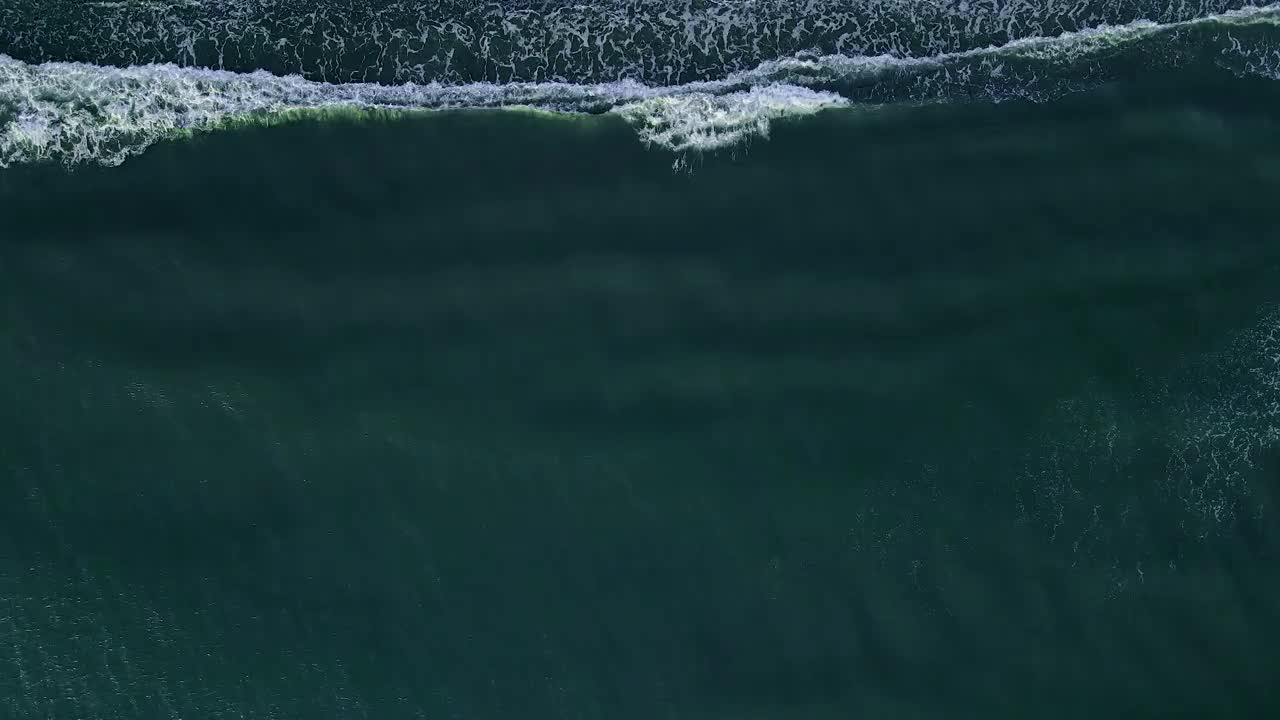 鸟瞰大海和海浪视频素材