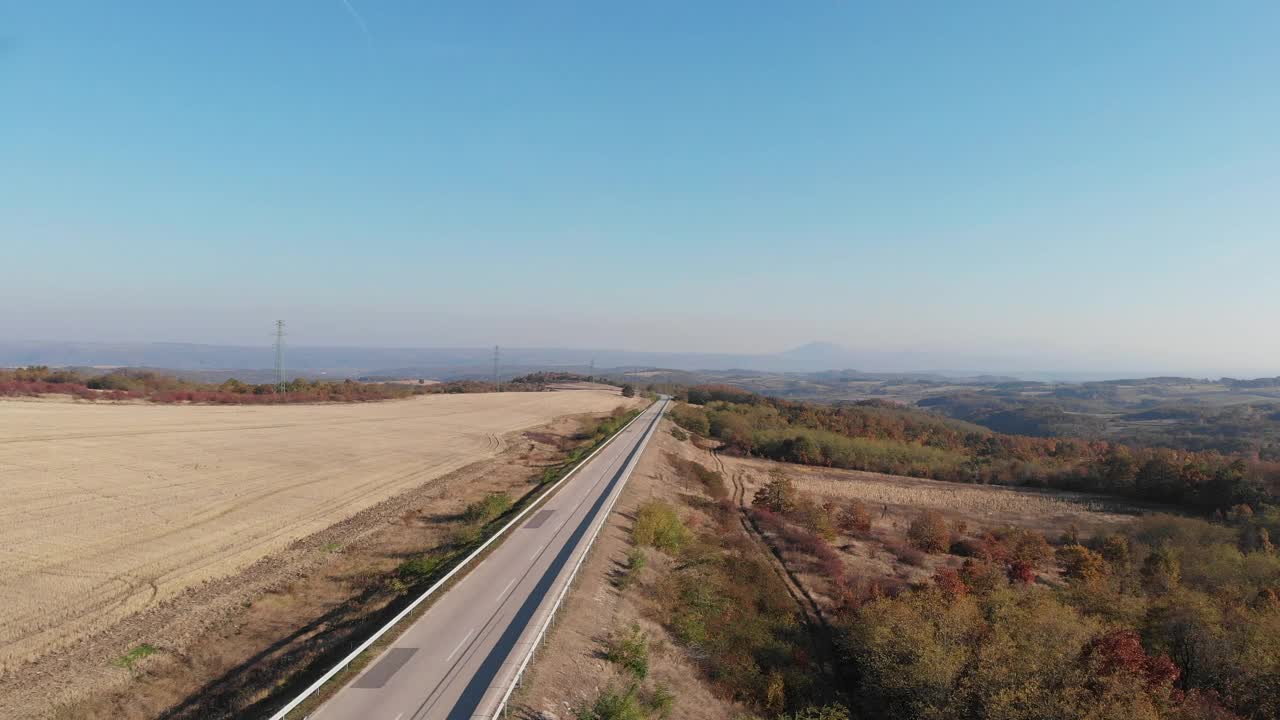 汽车在高速公路上行驶时，大自然的秋色美极了。视频素材