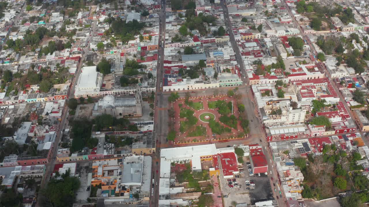 幻灯片和空中镜头的老教堂Iglesia de San Servacio和周围城镇地区。巴利亚多利德、墨西哥视频素材