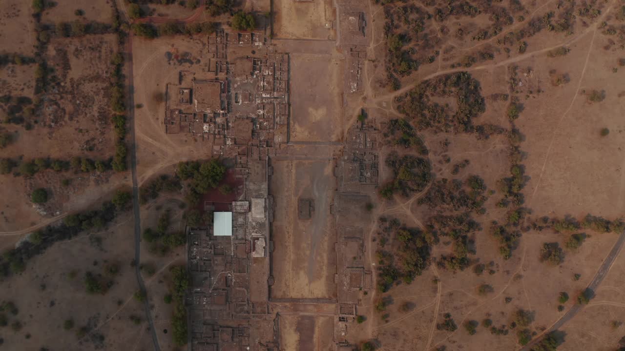 空中鸟瞰从上到下的古代考古遗址。墨西哥特奥蒂瓦坎，具有重要建筑意义的中美洲金字塔的古代遗址视频素材