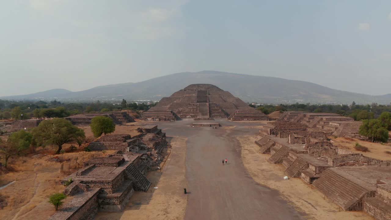 向前飞向巨大的古代石头建筑，月亮金字塔。墨西哥特奥蒂瓦坎，具有重要建筑意义的中美洲金字塔的古代遗址视频素材