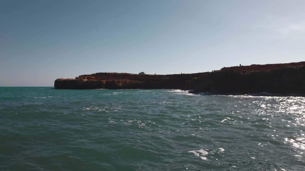 托雷维耶哈的岩石海岸线。西班牙视频素材