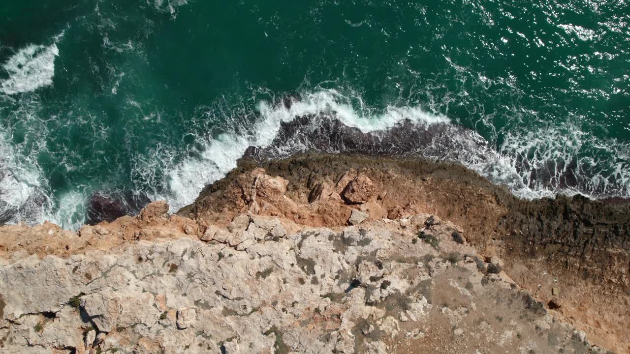 托雷维耶哈的岩石海岸线。西班牙视频素材