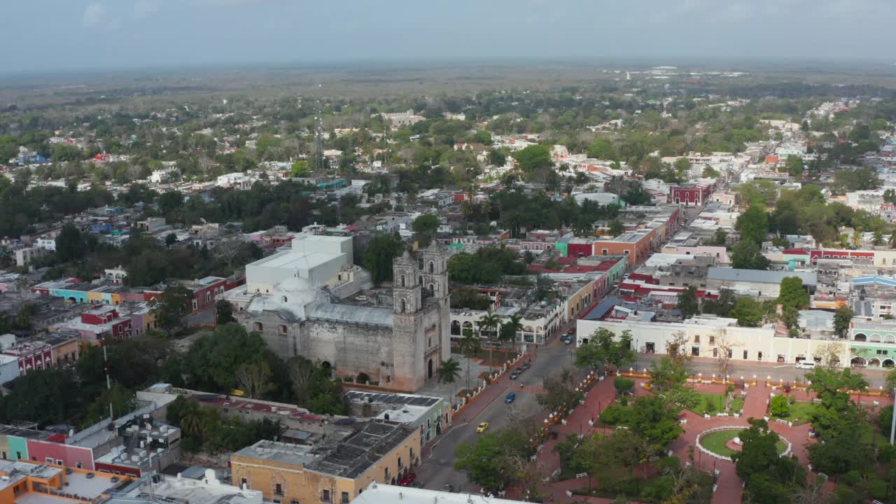 幻灯片和平移镜头的城镇在热带地区。重点是古老的基督教地标，Iglesia de San Servacio。巴利亚多利德、墨西哥视频素材