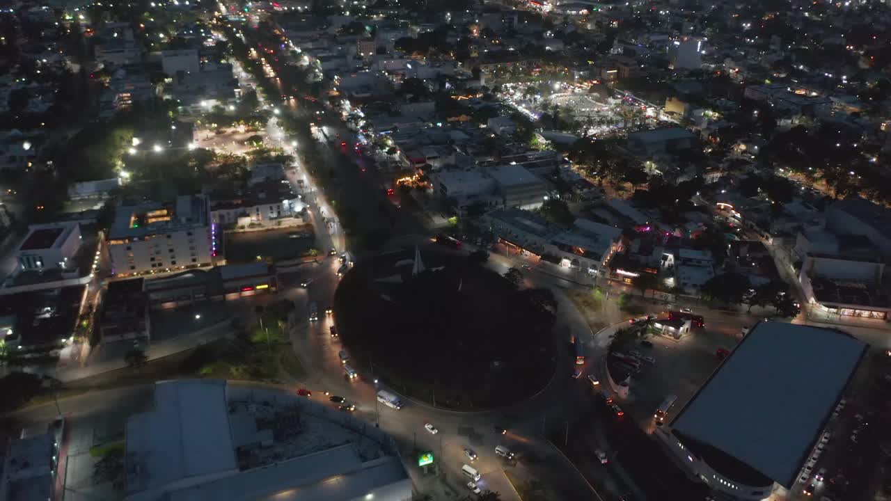 汽车在大环形路上行驶的高角度视图。在灯火通明的夜晚城市上空飞翔。墨西哥坎昆视频素材