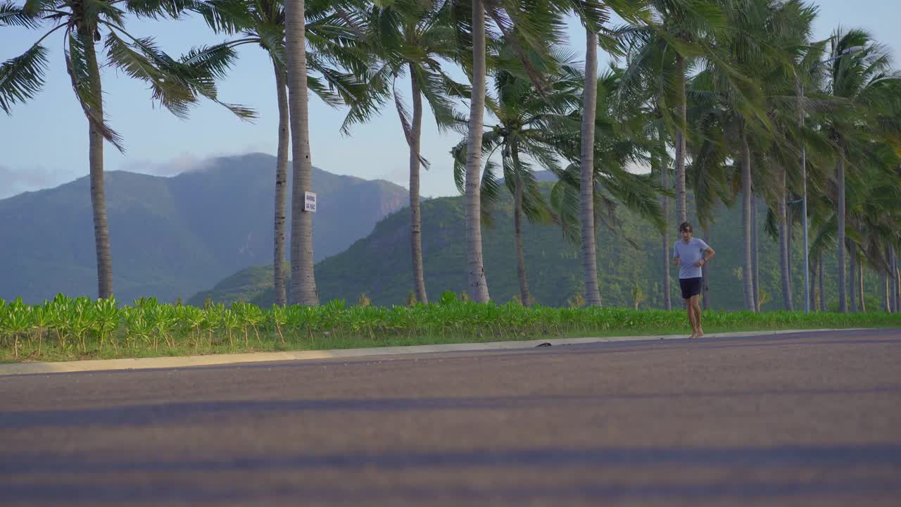 一个赤脚跑步的年轻人。赤脚跑步的概念视频素材