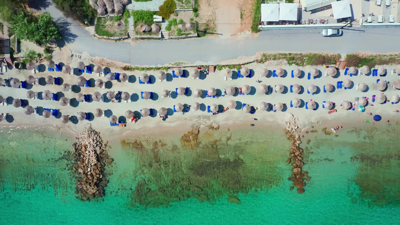 鸟瞰图的海滩，人和太阳伞，大海。希腊视频素材