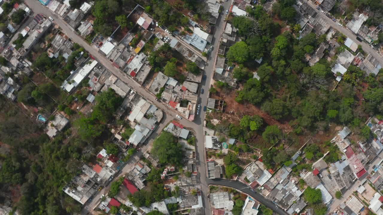 空中鸟瞰从上到下俯瞰郊区的街道。沿着道路旋转房屋的影像。巴利亚多利德、墨西哥视频素材