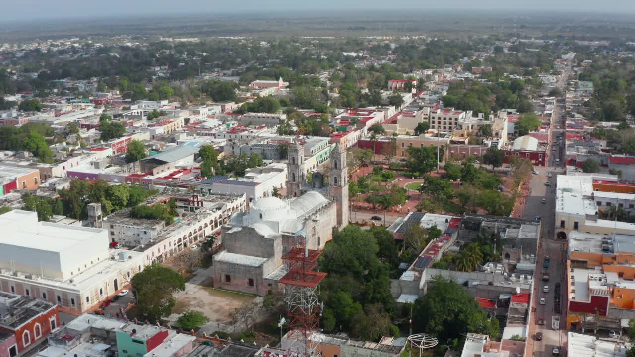 在Iglesia de San Servacio大教堂上空飞行。鸟瞰城市和教堂。巴利亚多利德、墨西哥视频素材