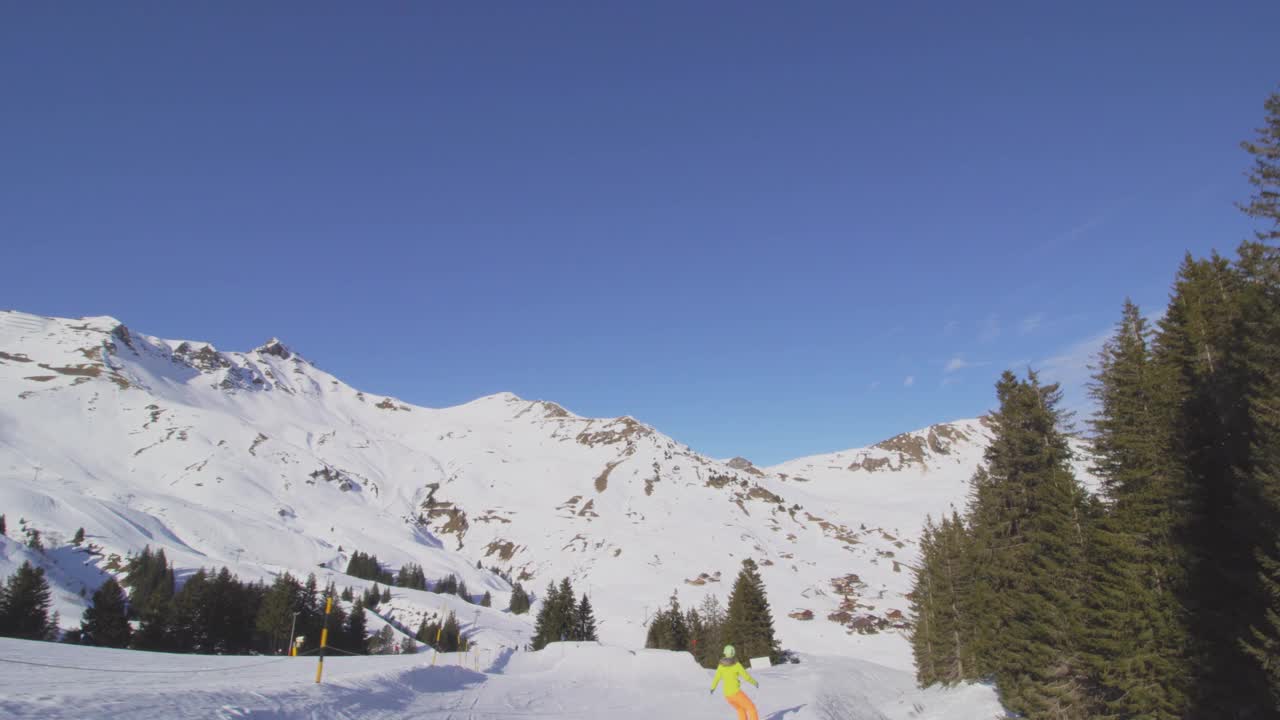 滑雪女孩在瑞士阿尔卑斯山的雪公园里跳跃。视频素材