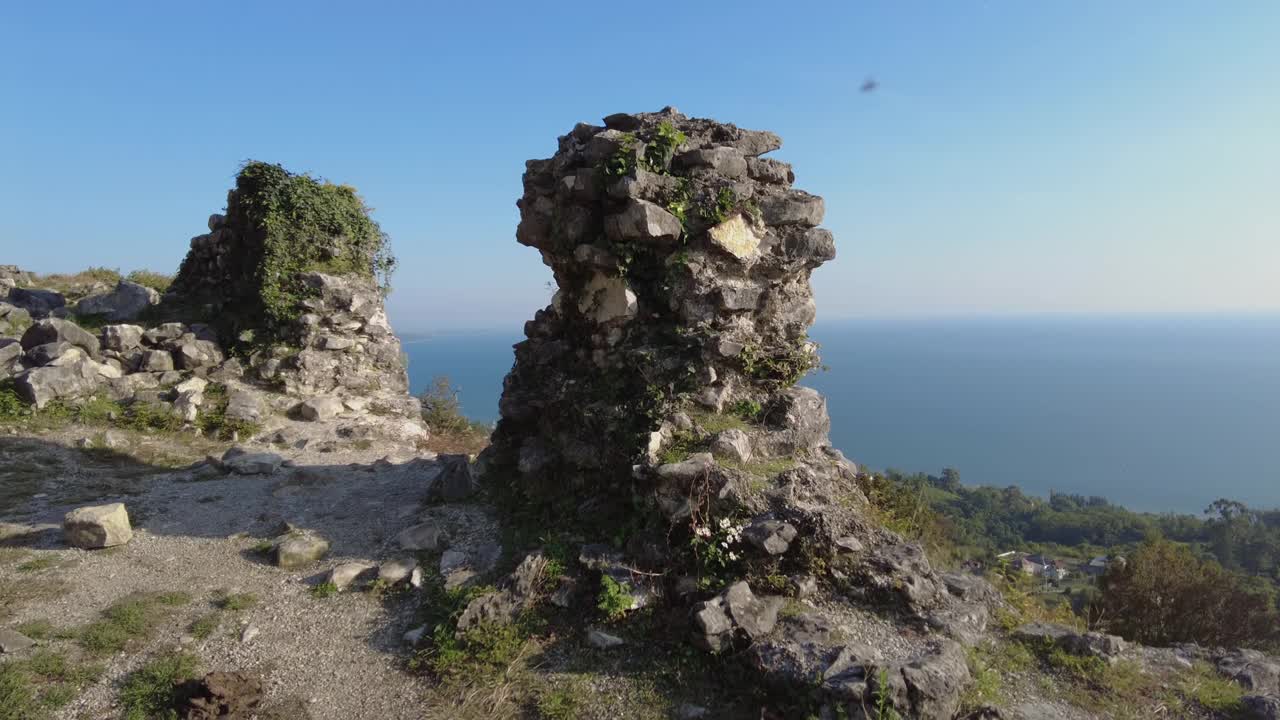 从山上俯瞰新阿陀斯城，通往阿纳科皮亚要塞的路上有石柱视频素材