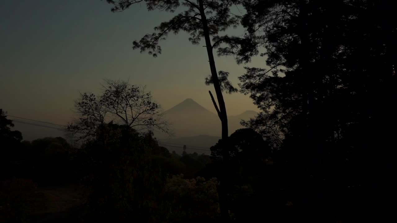 自然美景山和火山之间的树木日落视频素材