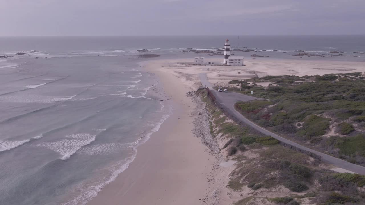 鸟瞰图海岸线与灯塔在远处看到视频素材